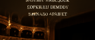 Természetes táj, hegyekkel a háttérben, zöld mezőkkel és kék éggel, napsütéses időben.